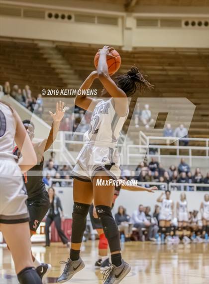 Thumbnail 1 in Guyer vs. Skyline (UIL 6A Regional Quarterfinals Playoff) photogallery.