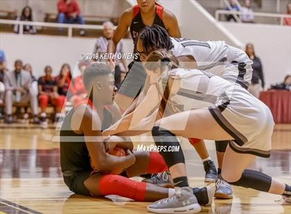 Thumbnail 3 in Guyer vs. Skyline (UIL 6A Regional Quarterfinals Playoff) photogallery.