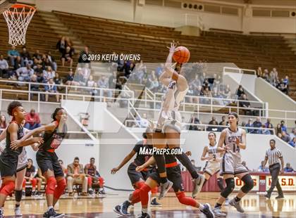 Thumbnail 2 in Guyer vs. Skyline (UIL 6A Regional Quarterfinals Playoff) photogallery.