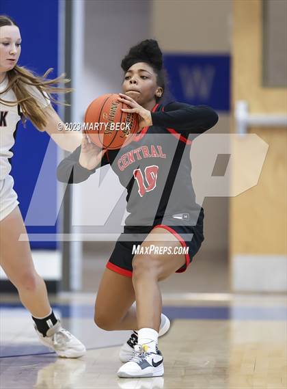 Thumbnail 2 in Central vs Ozark (Bill Rowe's Queen City Showcase) photogallery.