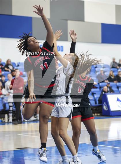 Thumbnail 2 in Central vs Ozark (Bill Rowe's Queen City Showcase) photogallery.