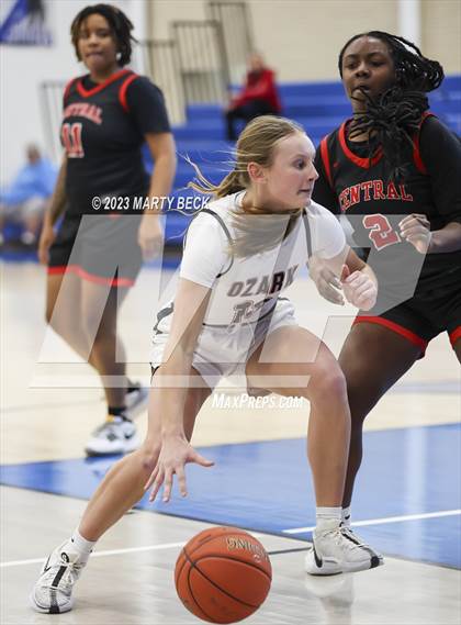 Thumbnail 1 in Central vs Ozark (Bill Rowe's Queen City Showcase) photogallery.