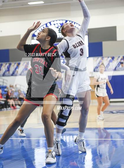 Thumbnail 1 in Central vs Ozark (Bill Rowe's Queen City Showcase) photogallery.
