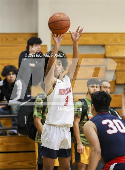 Thumbnail 2 in East Bakersfield vs. Tulare Western photogallery.