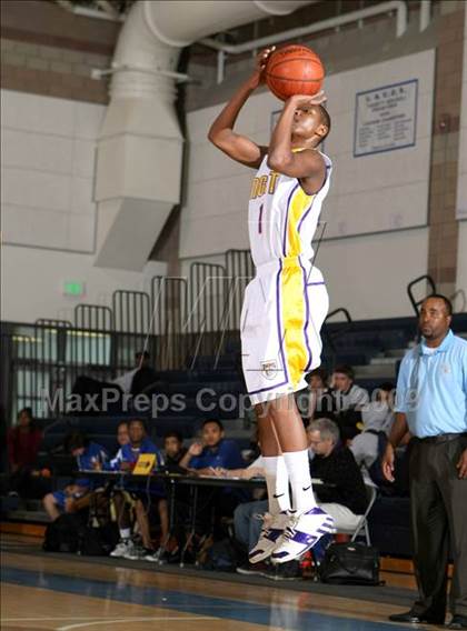 Thumbnail 3 in Lynwood vs. Precision (MLK Hoops Shootout) photogallery.
