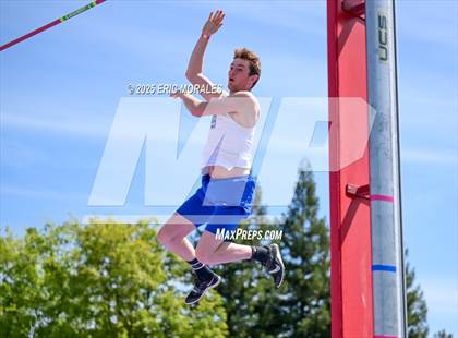Thumbnail 1 in West Coast Relays photogallery.