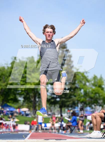 Thumbnail 1 in West Coast Relays photogallery.