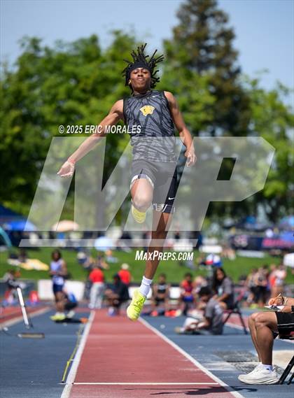 Thumbnail 3 in West Coast Relays photogallery.