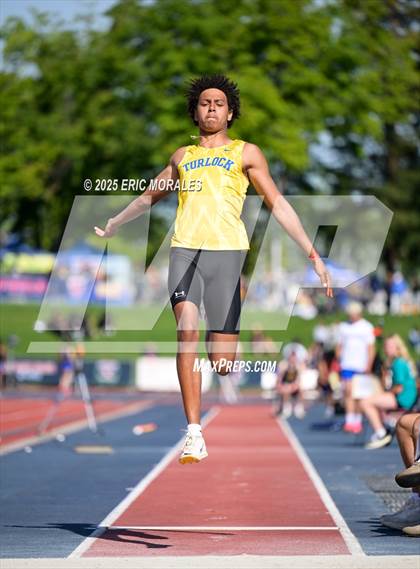 Thumbnail 3 in West Coast Relays photogallery.