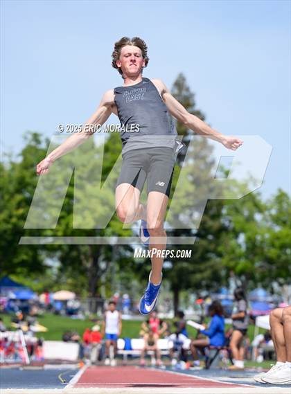 Thumbnail 3 in West Coast Relays photogallery.