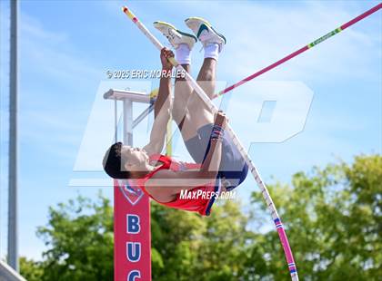 Thumbnail 2 in West Coast Relays photogallery.