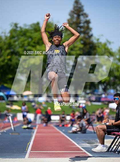 Thumbnail 2 in West Coast Relays photogallery.
