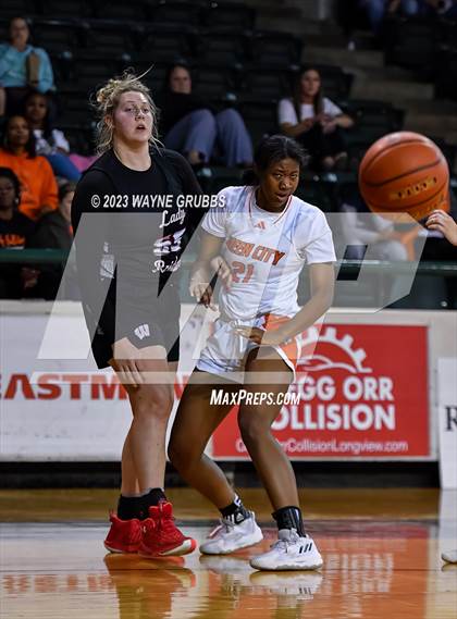 Thumbnail 1 in Winnsboro vs. Queen City (UIL 3A Bi-District Playoff) photogallery.