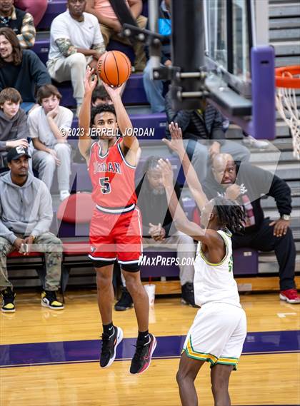 Thumbnail 3 in Richmond vs Jordan (John Wall Holiday Invitational) photogallery.