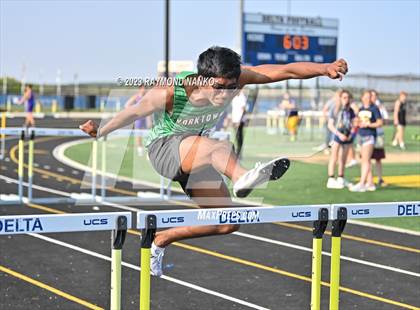 Thumbnail 1 in IHSAA Sectional 17 (110 Meter Hurdles) photogallery.