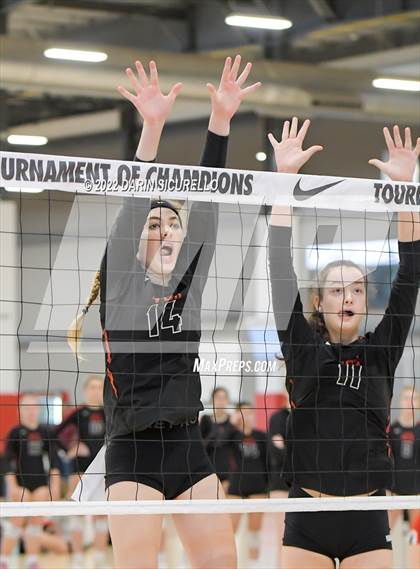 Thumbnail 2 in Village Christian vs. North Douglas (Nike TOC Southwest) photogallery.