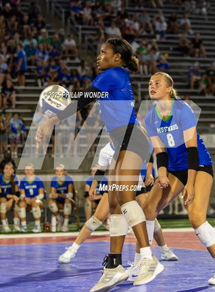 Thumbnail 3 in Millard North vs Millard West (Battle at Buell) photogallery.