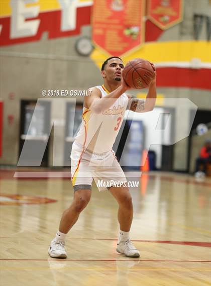 Thumbnail 2 in Berkeley vs. De La Salle (CIF NCS D1 Quarterfinal) photogallery.