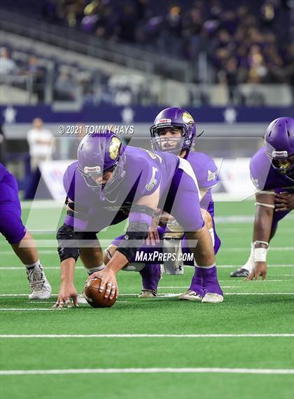 Thumbnail 3 in Hawley vs. Shiner (UIL Football 2A D2 Finals) photogallery.