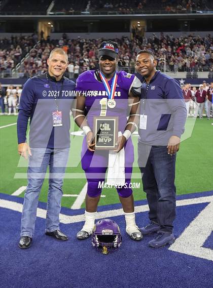 Thumbnail 1 in Hawley vs. Shiner (UIL Football 2A D2 Finals) photogallery.