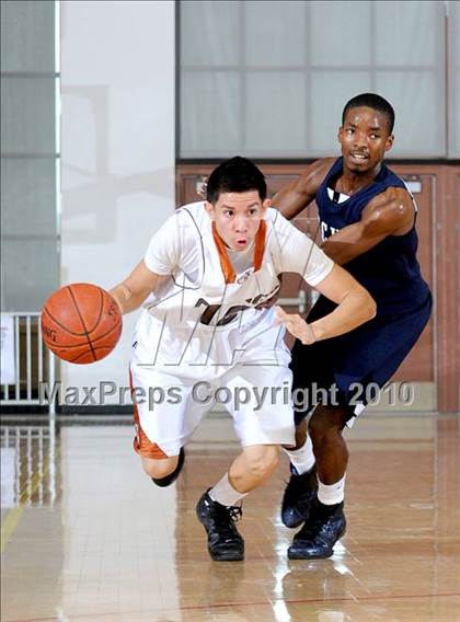Thumbnail 2 in Cienega vs. Community Charter (MaxPreps Holiday Classic) photogallery.