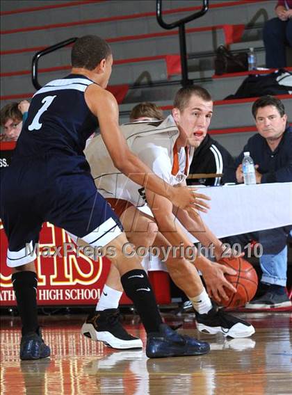 Thumbnail 1 in Cienega vs. Community Charter (MaxPreps Holiday Classic) photogallery.