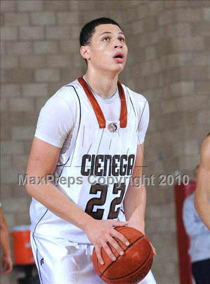 Thumbnail 2 in Cienega vs. Community Charter (MaxPreps Holiday Classic) photogallery.