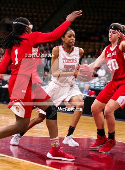 Thumbnail 3 in Regis Jesuit vs. Lakewood (CHSAA 5A Final Four) photogallery.