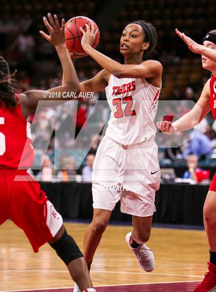 Thumbnail 1 in Regis Jesuit vs. Lakewood (CHSAA 5A Final Four) photogallery.