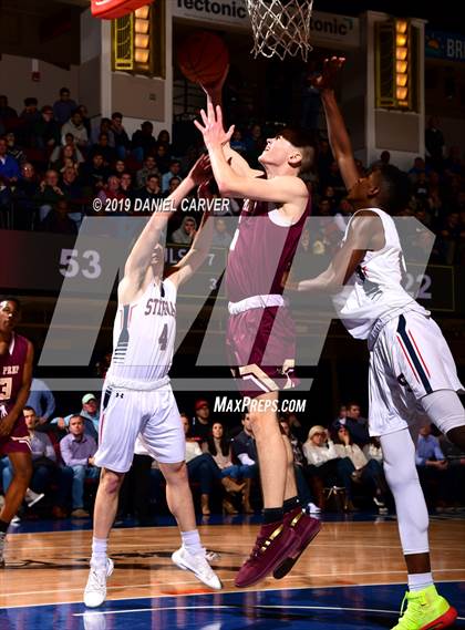 Thumbnail 3 in Iona Prep vs. Archbishop Stepinac (Crusader Classic) photogallery.