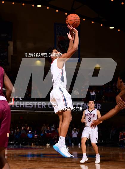 Thumbnail 2 in Iona Prep vs. Archbishop Stepinac (Crusader Classic) photogallery.