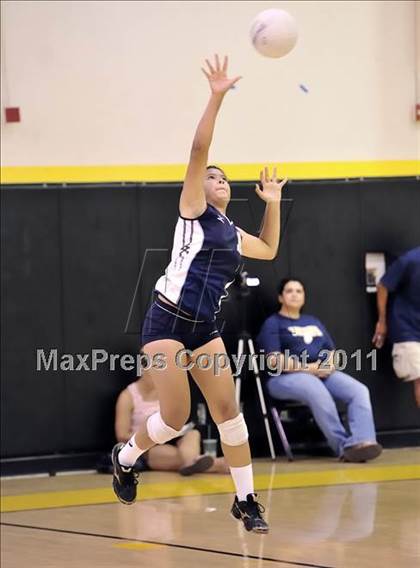 Thumbnail 1 in Yucaipa vs Santa Margarita (Aloha Cougar Classic) photogallery.