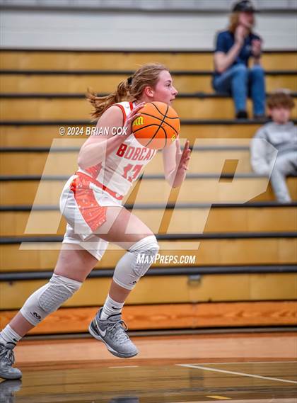 Thumbnail 2 in Hoxie vs Walnut Ridge (3A-2 District Tournament) photogallery.