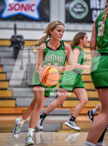 Thumbnail 2 in Hoxie vs Walnut Ridge (3A-2 District Tournament) photogallery.
