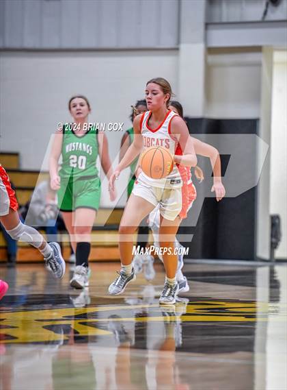 Thumbnail 2 in Hoxie vs Walnut Ridge (3A-2 District Tournament) photogallery.