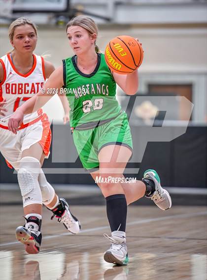 Thumbnail 2 in Hoxie vs Walnut Ridge (3A-2 District Tournament) photogallery.