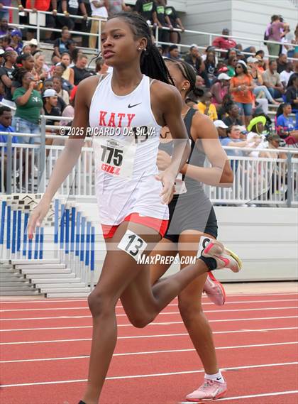 Thumbnail 2 in UIL 6A Track Region III Final photogallery.