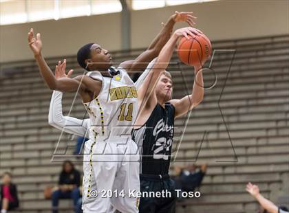 Thumbnail 2 in East Central vs. Clark (SAISD Tournament) photogallery.