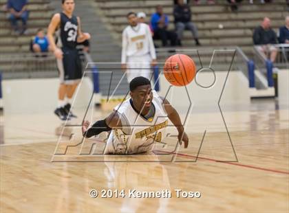 Thumbnail 1 in East Central vs. Clark (SAISD Tournament) photogallery.