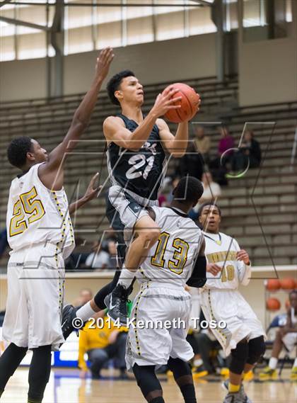 Thumbnail 1 in East Central vs. Clark (SAISD Tournament) photogallery.