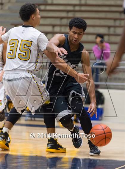 Thumbnail 3 in East Central vs. Clark (SAISD Tournament) photogallery.