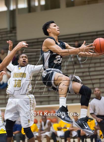 Thumbnail 1 in East Central vs. Clark (SAISD Tournament) photogallery.