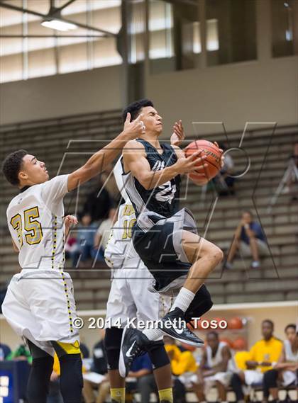 Thumbnail 3 in East Central vs. Clark (SAISD Tournament) photogallery.