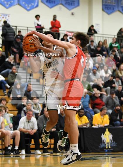 Thumbnail 3 in Tigard vs Lincoln (Les Schwab Invitational) photogallery.