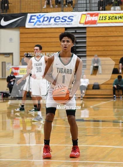 Thumbnail 3 in Tigard vs Lincoln (Les Schwab Invitational) photogallery.
