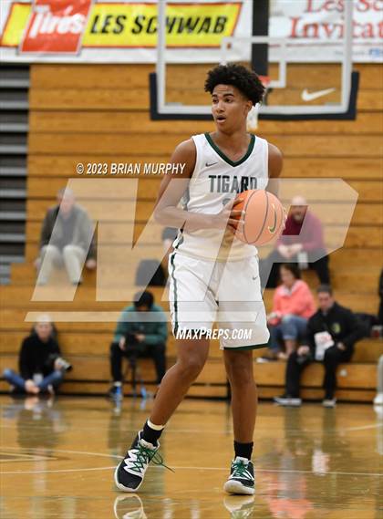 Thumbnail 3 in Tigard vs Lincoln (Les Schwab Invitational) photogallery.