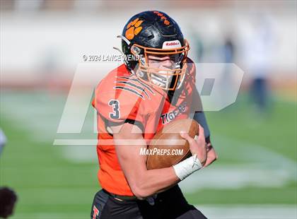 Thumbnail 2 in Stratton vs. Cheyenne Wells (CHSAA 6-Man Final) photogallery.