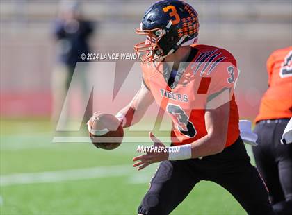 Thumbnail 3 in Stratton vs. Cheyenne Wells (CHSAA 6-Man Final) photogallery.