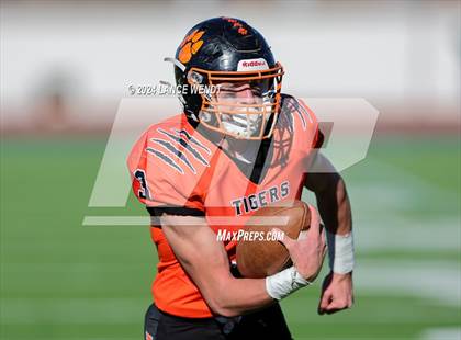 Thumbnail 1 in Stratton vs. Cheyenne Wells (CHSAA 6-Man Final) photogallery.