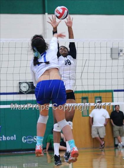 Thumbnail 1 in Great Oak vs. Xavier College Prep (2010 Durango Fall Classic) photogallery.